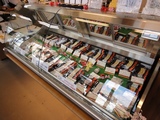 ショーケースには欲しい商品がズラリ。