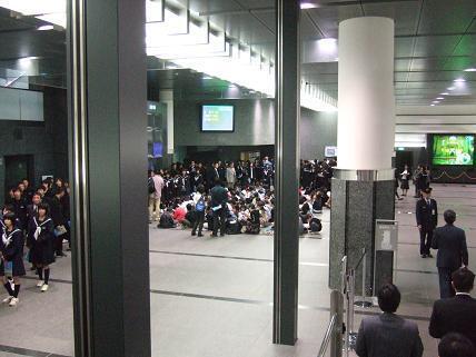 ごったがえしている見学待機場所。.JPG