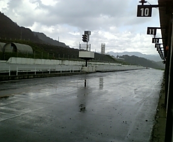 やっぱり雨の中でのスタートか・・・.jpg