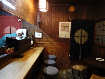 歴史を重ねた店内。.JPG